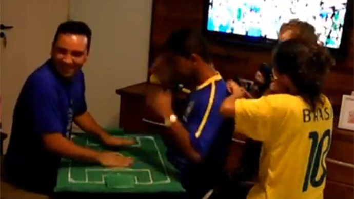 Live it! Blind and deaf Brazilian fan feels World Cup match through friend’s hands (VIDEO)