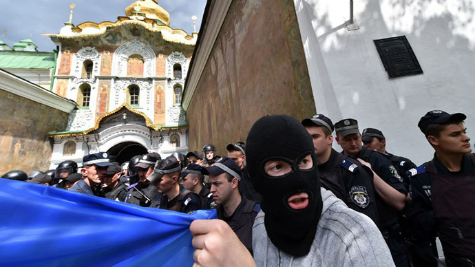 Kiev nationalists clash with police outside Orthodox monastery (PHOTOS, VIDEO)