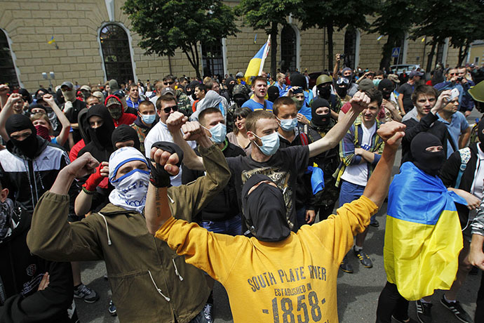 People with their faces covered take part in a pro-Ukrainian anti-separatist rally near Kiev Pechersk Lavra, in Kiev June 22, 2014. (Reuters / Valentyn Ogirenko)