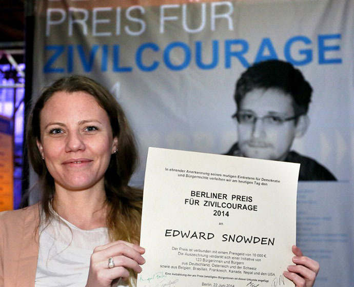 British journalist, Wikileaks supporter and confidante of US intelligence leaker Edward Snowden, Sarah Harrison, holds a certificate on the occassion of the awarding of Snowden with the Berlin Award for Moral Courage at the Wall Panorama in Berlin, June 22, 2014. (AFP Photo / Stephanie Pilick)