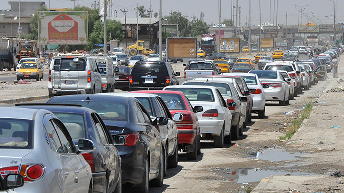 Iraqi motorists wait in line to get fuel for their vehicles following an assault on Iraq's main Baiji oil refinery on June 18, 2014 in Kirkuk (AFP Photo / Marwan Ibrahim)