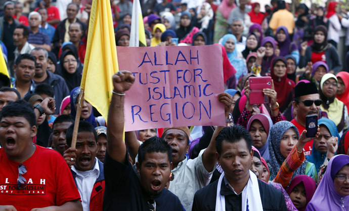 Muslim demonstrators chant slogans outside Malaysia's Court of Appeal in Putrajaya, outside Kuala Lumpur, March 5, 2014. (Reuters/Samsul Said)