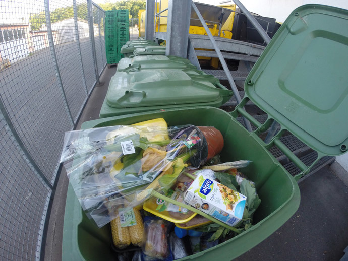 Food found in the trash cans of supermarkets (image from http://lafaimdumonde2014.com)