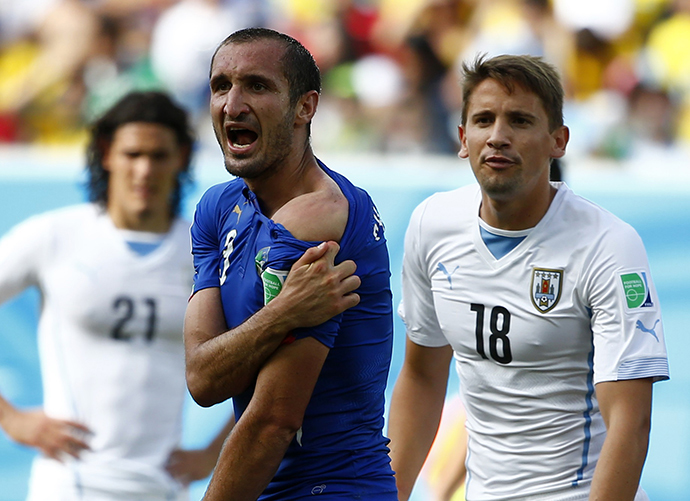 Italy's Giorgio Chiellini shows his shoulder, claiming he was bitten by Uruguay's Luis Suarez, during their 2014 World Cup Group D soccer match at the Dunas arena in Natal June 24, 2014. (Reuters /Tony Gentile)