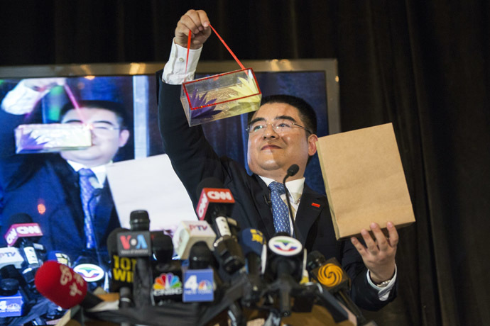 Chinese millionaire Chen Guangbiao performs magic tricks during a lunch he sponsored for hundreds of needy New Yorkers at Loeb Boathouse in New York's Central Park June 25, 2014. (Reutrets/Lucas Jackson)
