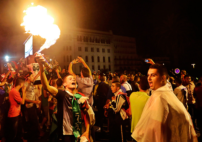 People celebrate on the street after the end of Algeria's 2014 World Cup Group H soccer match against Russia, in Algiers June 26, 2014 (Reuters / Louafi Larbi)