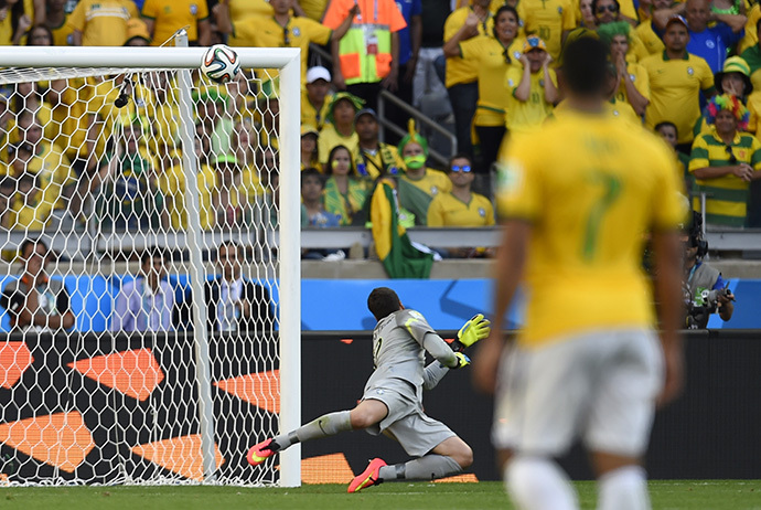 Brazil's goalkeeper Julio Cesar (back) looks at the ball as it hits the bar during the round of 16 football match between Brazil and Chile at The Mineirao Stadium in Belo Horizonte during the 2014 FIFA World Cup on June 28, 2014. (AFP Photo / Fabrice Coffrini)