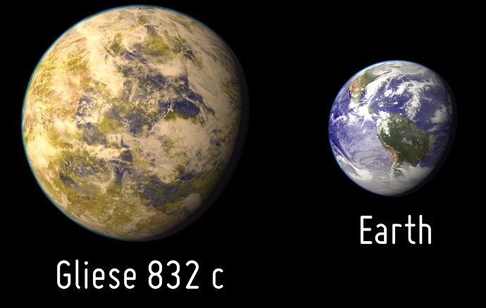 Artistic representation of the potentially habitable exoplanet Gliese 832 c as compared with Earth. Image by PHL / UPR Arecibo
