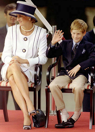 ARCHIVE PHOTO: Princess Diana (L) and her son Harry. 19 August, 1995 (AFP Photo)