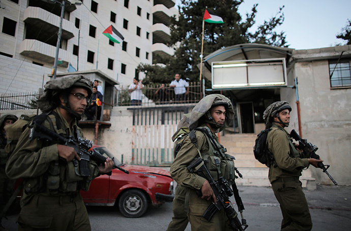 Israeli soldiers take part in an operation to locate three Israeli teens near the West Bank City of Hebron June 21, 2014 (Reuters / Ammar Awad)