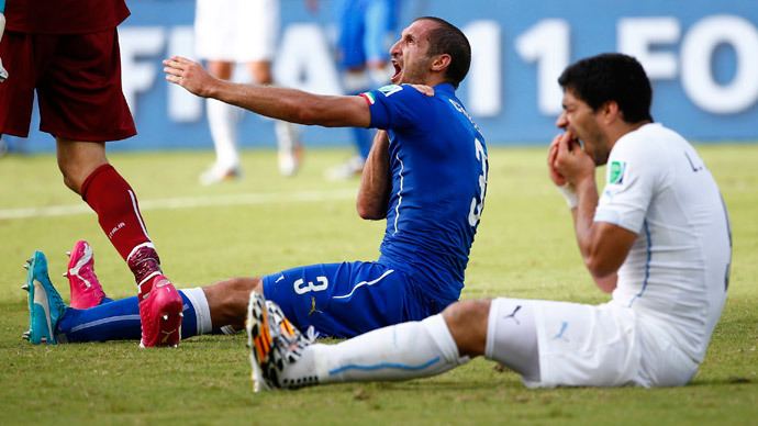 Uruguay's Luis Suarez (R) reacts after clashing with Italy's Giorgio Chiellini during their 2014 World Cup Group D soccer match at the Dunas arena in Natal June 24, 2014.(Reuters / Tony Gentile )