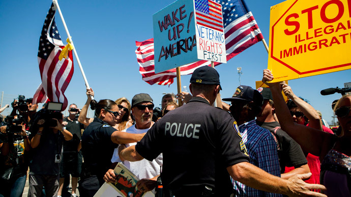 Demonstrators picketing against the arrival of undocumented migrants who were scheduled to be processed at the Murrieta Border Patrol Station block the buses carrying the migrants in Murrieta, California July 1, 2014. (Reuters / Sam Hodgson )