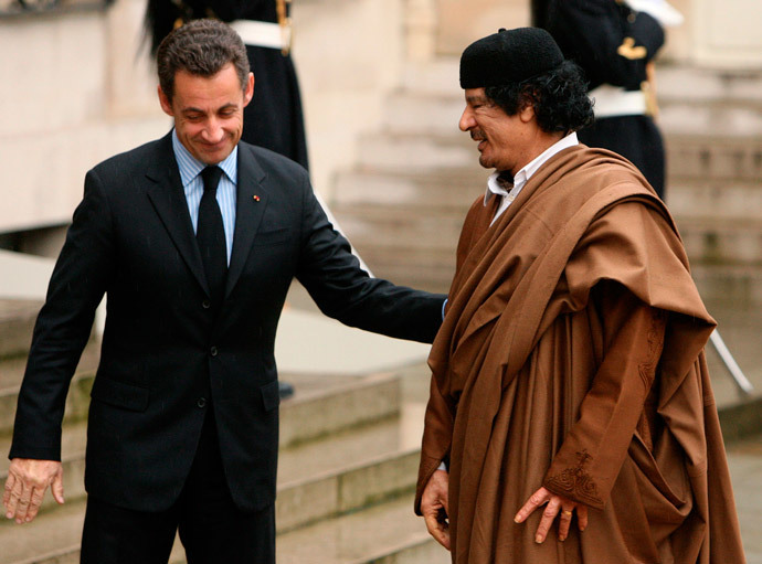 Nicolas Sarkozy (L) Muammar Gaddafi.(Reuters / Jacky Naegelen)