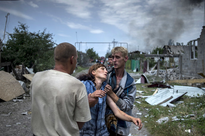 Local residents in the village of Luganskaya after the Ukrainian armed forces' air attack on July 2, 2014 (RIA Novosti/Valeriy Melnikov)