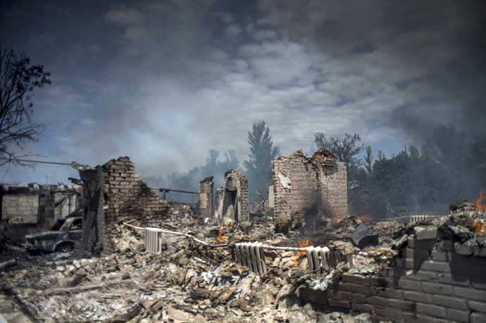 A house destroyed in the Ukrainian armed forces' air attack on the village of Luganskaya on July 2, 2014 (RIA Novosti/Valeriy Melnikov)