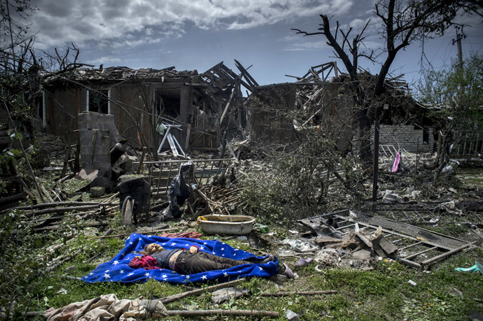 The body of a local resident killed in the Ukrainian armed forces' air attack on the village of Luganskaya on July 2, 2014 (RIA Novosti/Valeriy Melnikov)