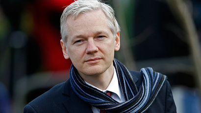 Swedish prosecutors keep up arrest warrant against Assange