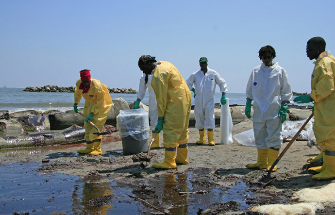 A BP cleanup crew shovels oil from a beach on May 24, 2010 at Port Fourchon, Louisiana. (AFP Photo / Stephane Jourdain)
