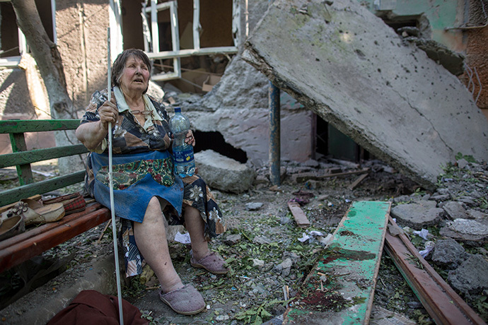 Resident of a building destroyed by an artillery bombardment of Slavyansk by Ukrainian servicemen. (RIA Novosti / Andrey Stenin)