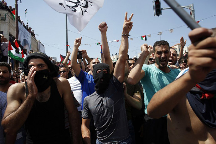 Thousands of mourners shout slogans as they gather for the funeral of Mohammad Abu Khdeir, 16, in Shuafat, in Israeli annexed East Jerusalem, on July 4, 2014. (AFP Photo / Thomas Coex)