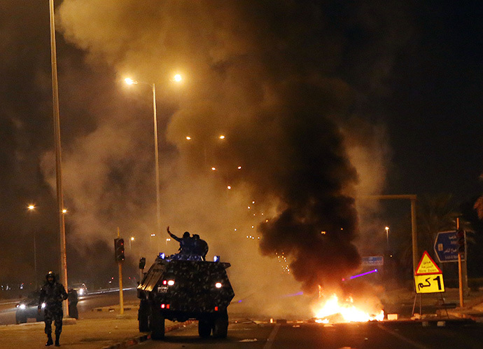 Kuwaiti security forces arrive at the scene as tires are burning during a demonstration of supporters of Kuwaiti opposition leader and former MP Mussallam al-Barrak to ask for his release on July 6, 2014 in Kuwait City (AFP Photo / Yasser Al-Zayyat)
