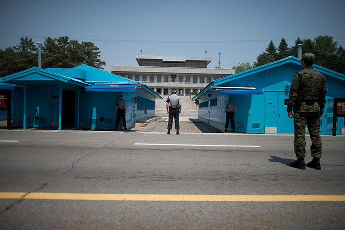Sout Korean soldiers face the North korean side of the truce village of Panmunjom in the Demilitarized Zone (DMZ) between North and South Korea (AFP Photo / Ed Jones)