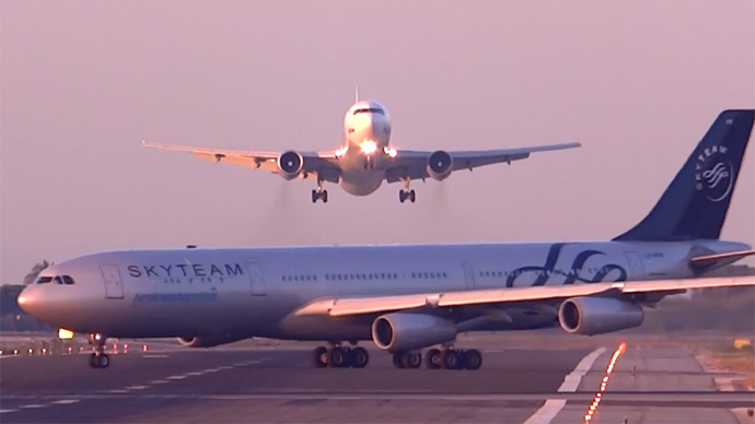 Nerve-wracking near miss: 2 planes almost collide at Barcelona Airport (VIDEO)