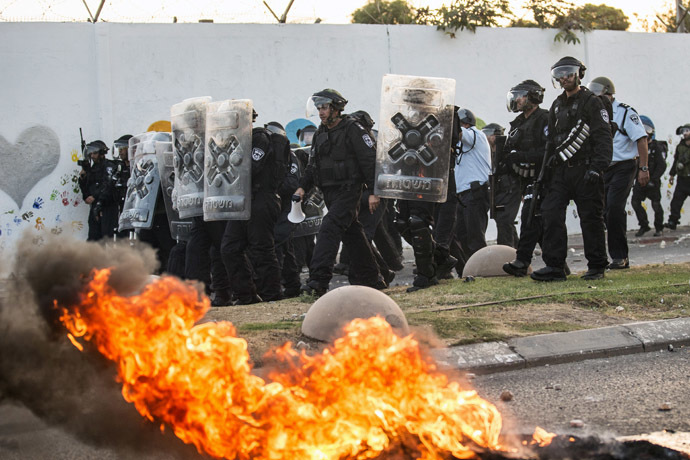 Israeli riot police secure a street during clashes with Palestinian protesters (unseen) in the Arab Israeli city of Ar'Ara, north of Israel, on July 5, 2014. (AFP Photo)