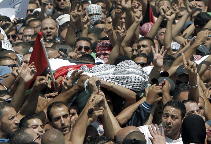 Relatives and friends of Mohammed Abu Khder, 16, carry his body to the mosque during his funerals in Shuafat, in israeli annexed East Jerusalem on July 4, 2014. (AFP Photo)