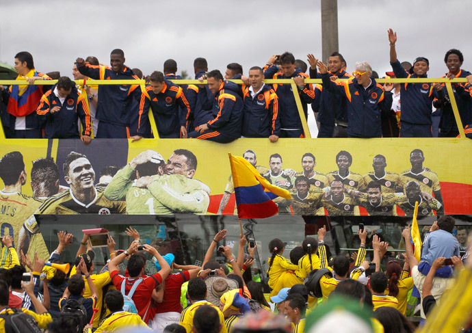 Colombia's national soccer team players, with their coach Jose Pekerman (in coloured glasses) of Argentina, are greeted by fans, at their arrival in Bogota July 6, 2014.(Reuters / Jose Miguel Gomez )