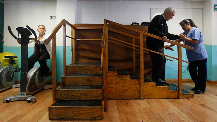 Patients with Alzheimer's are seen during a therapy session (Reuters / Edgard Garrido)