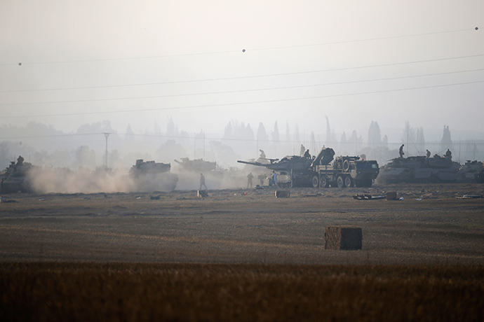 Israeli army tanks are seen outside the central Gaza Strip July 8, 2014 (Reuters / Baz Ratner)