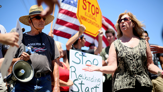 Pro- and anti-immigration protesters in tense standoff in Murrieta (PHOTOS, VIDEO)