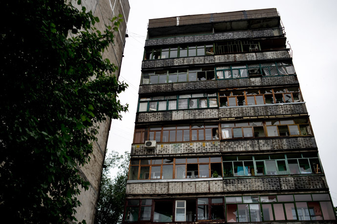 Broken windows in a residential building that was damaged by the mortar fire of Ukrainian forces in Lugansk. (RIA Novosti/Valeriy Melnikov)