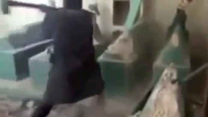 Shocking: ISIS militants smash Iraq tombstones with sledgehammers (VIDEO)