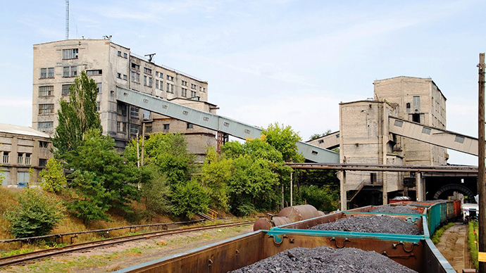 4 dead, 16 injured as bus with miners fired upon in E. Ukraine