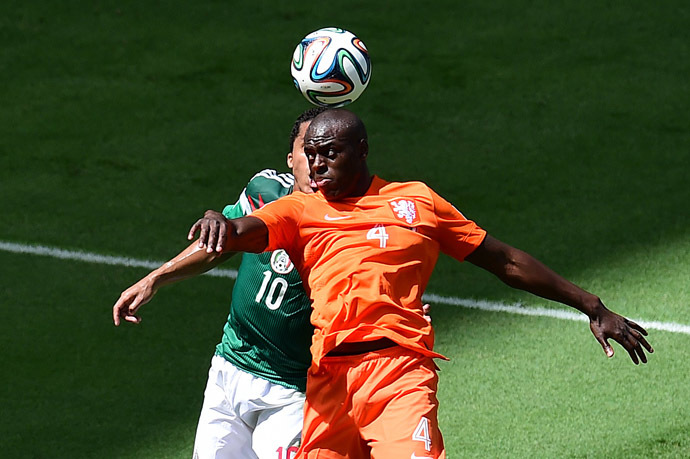 Mexico's forward Giovani Dos Santos (L) vies with Netherlands' defender Bruno Martins Indi during a Round of 16 football match between Netherlands and Mexico at Castelao Stadium in Fortaleza during the 2014 FIFA World Cup on June 29, 2014. (AFP Photo/Javier Soriano)