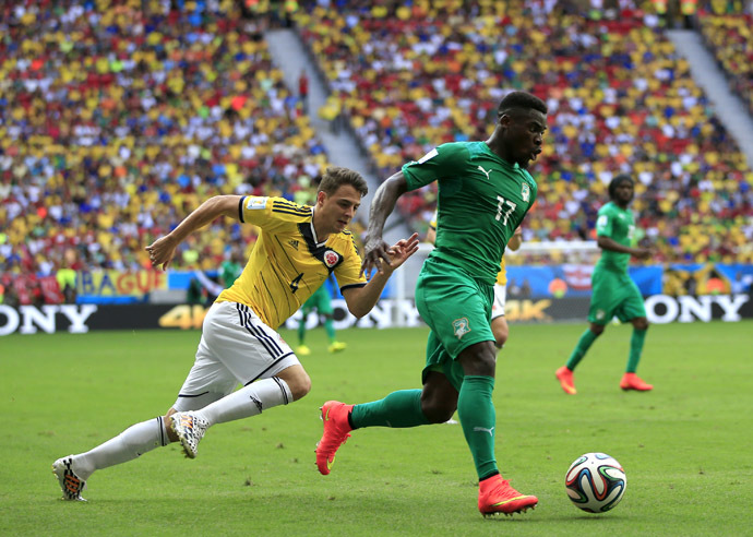 Colombia's defender Santiago Arias (L) challenges Ivory Coast's defender Serge Aurier during the Group C football match between Colombia and Ivory Coast at the Mane Garrincha National Stadium in Brasilia during the 2014 FIFA World Cup on June 19, 2014. (AFP Photo/Adrian Dennis)
