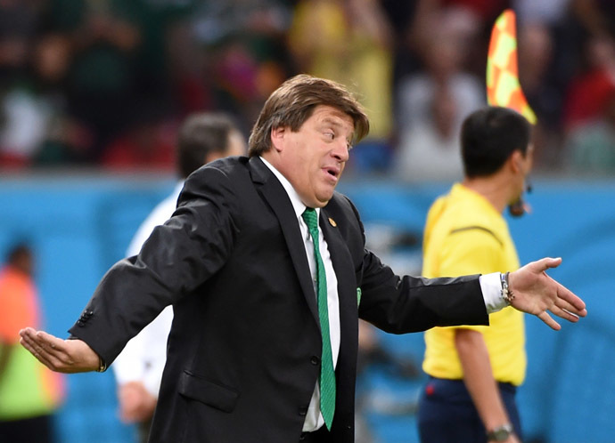 Mexico's coach Miguel Herrera gestures during a Group A football match between Croatia and Mexico at the Pernambuco Arena in Recife during the 2014 FIFA World Cup on June 23, 2014. (AFP Photo/Yuri Cortez)