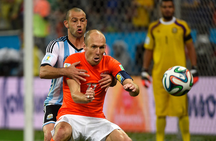 Netherlands' forward Arjen Robben (C) is tackled by Argentina's midfielder Javier Mascherano during the semi-final football match between Netherlands and Argentina of the FIFA World Cup at The Corinthians Arena in Sao Paulo on July 9, 2014. (AFP Photo/Pedro Ugarte)