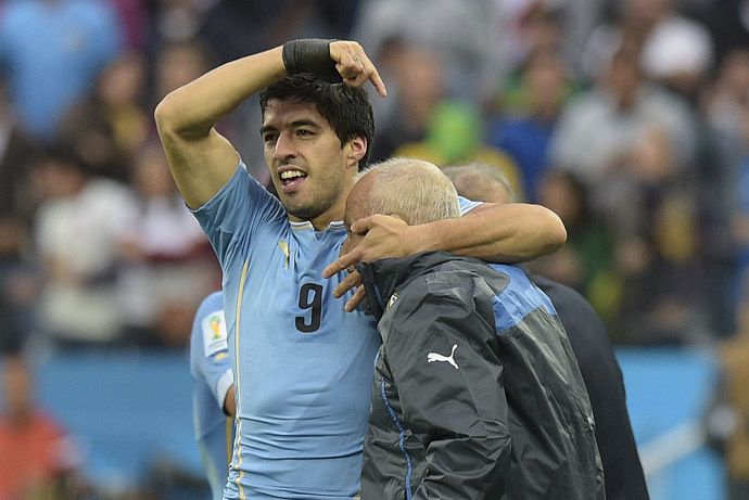 Uruguay's forward Luis Suarez (L) celebrates with celebrates with Walter Ferreira a member of the Uruguayan team after scoring during a Group D football match between Uruguay and England at the Corinthians Arena in Sao Paulo during the 2014 FIFA World Cup on June 19, 2014. (AFP Photo/Daniel Garcia)