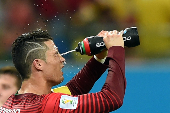 Portugal's forward Cristiano Ronaldo cools himself during a break in the first half in a Group G match between USA and Portugal at the Amazonia Arena in Manaus during the 2014 FIFA World Cup on June 22, 2014 (AFP Photo)