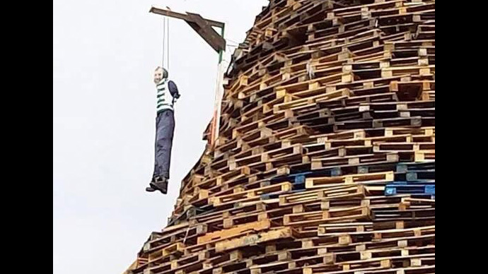 Gerry Adams effigy hangs from loyalist bonfire in N. Ireland (PHOTOS)