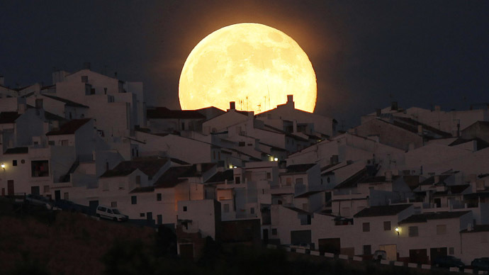 Stunning ‘supermoon’ dazzling viewers, rocks social media (PHOTOS)