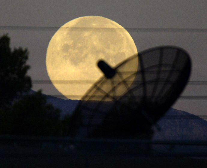  full moon, known as "super moon", sets towards the western skies of Las Vegas, Nevada early Saturday morning July 12, 2014. (Reuters/Gene Blevins)