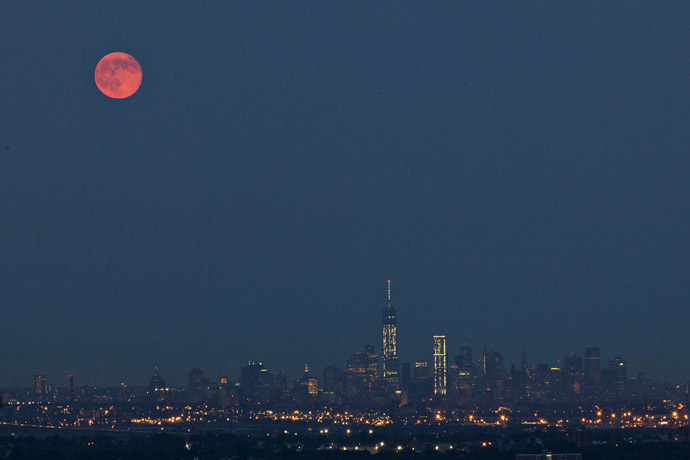 A super moon rises in the sky above Manhattan and One World Trade Center as seen from the Eagle Rock Reservation in New Jersey, July 12, 2014. (Reuters/Eduardo Munoz)