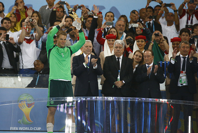 Germany's goalkeeper Manuel Neuer (L) holds the Golden Glove trophy after winning their 2014 World Cup final against Argentina at the Maracana stadium in Rio de Janeiro July 13, 2014. (Reuters / Kai Pfaffenbach)