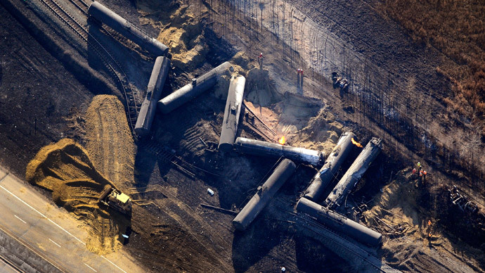 Investigators survey the site of a train derailment near the hamlet of Gainford, west of Edmonton October 20, 2013. (Reuters / Dan Riedlhuber)