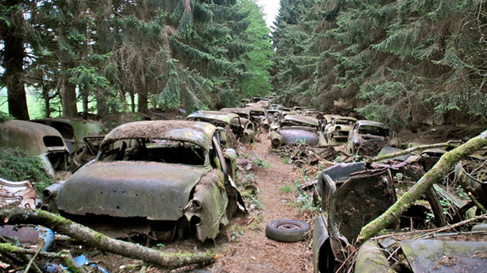 Most haunted car cemetery: 'WWII traffic' drowned in Belgian moss for 70 years (PHOTOS)