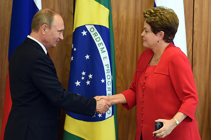 Russian President Vladimir Putin (L) and Brazilian President Dilma Rousseff shake hands during a meeting at Planalto Palace in Brasilia on July 14, 2014 (AFP Photo)